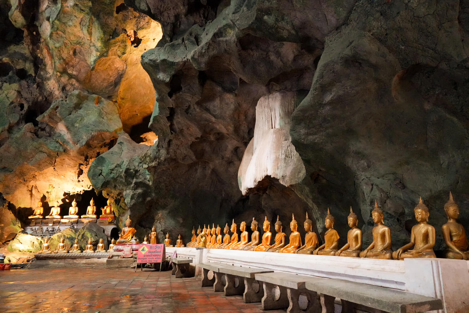 洞窟寺院内に立ち並ぶ仏像