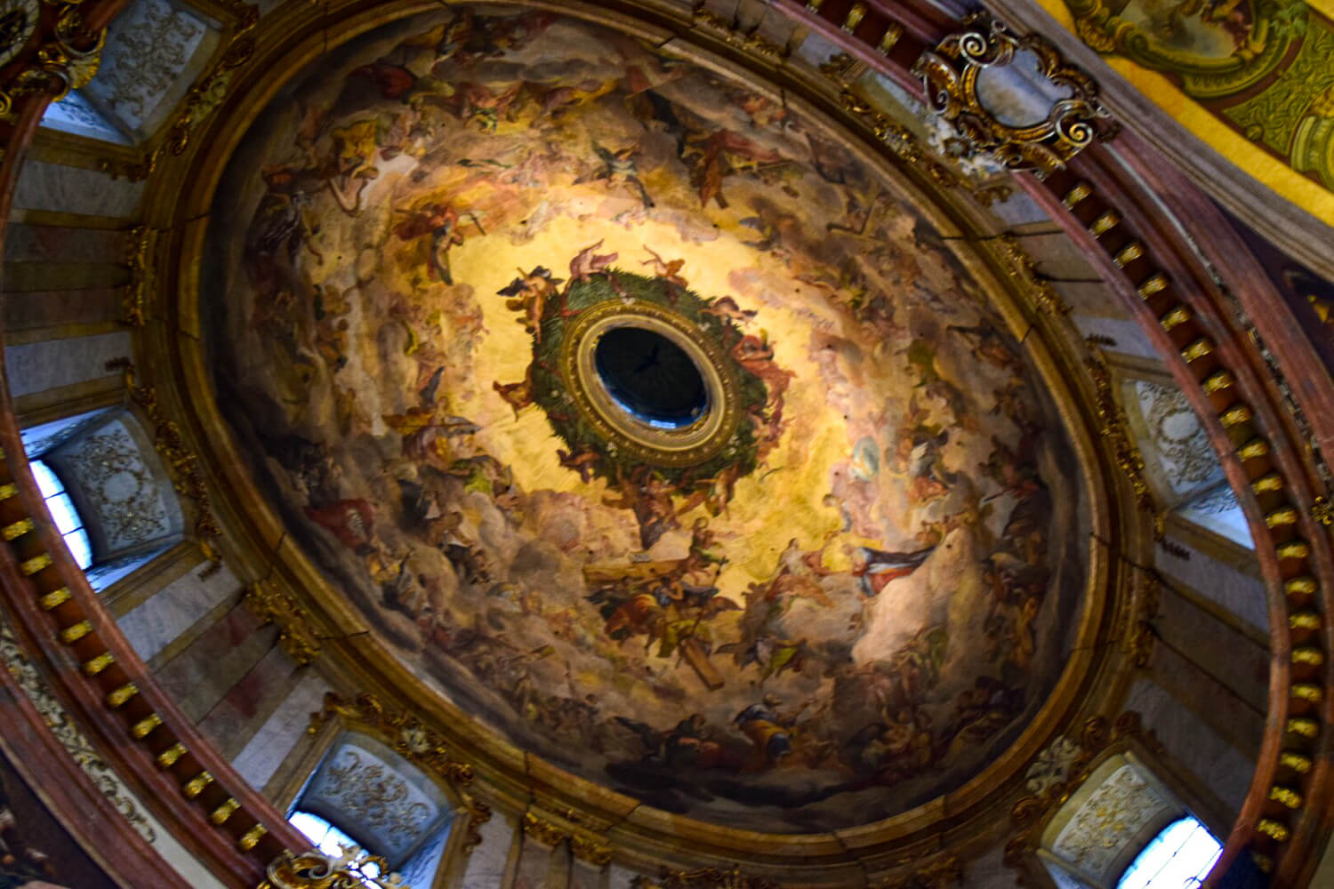 天蓋のフレスコ画「聖母マリアの被昇天」