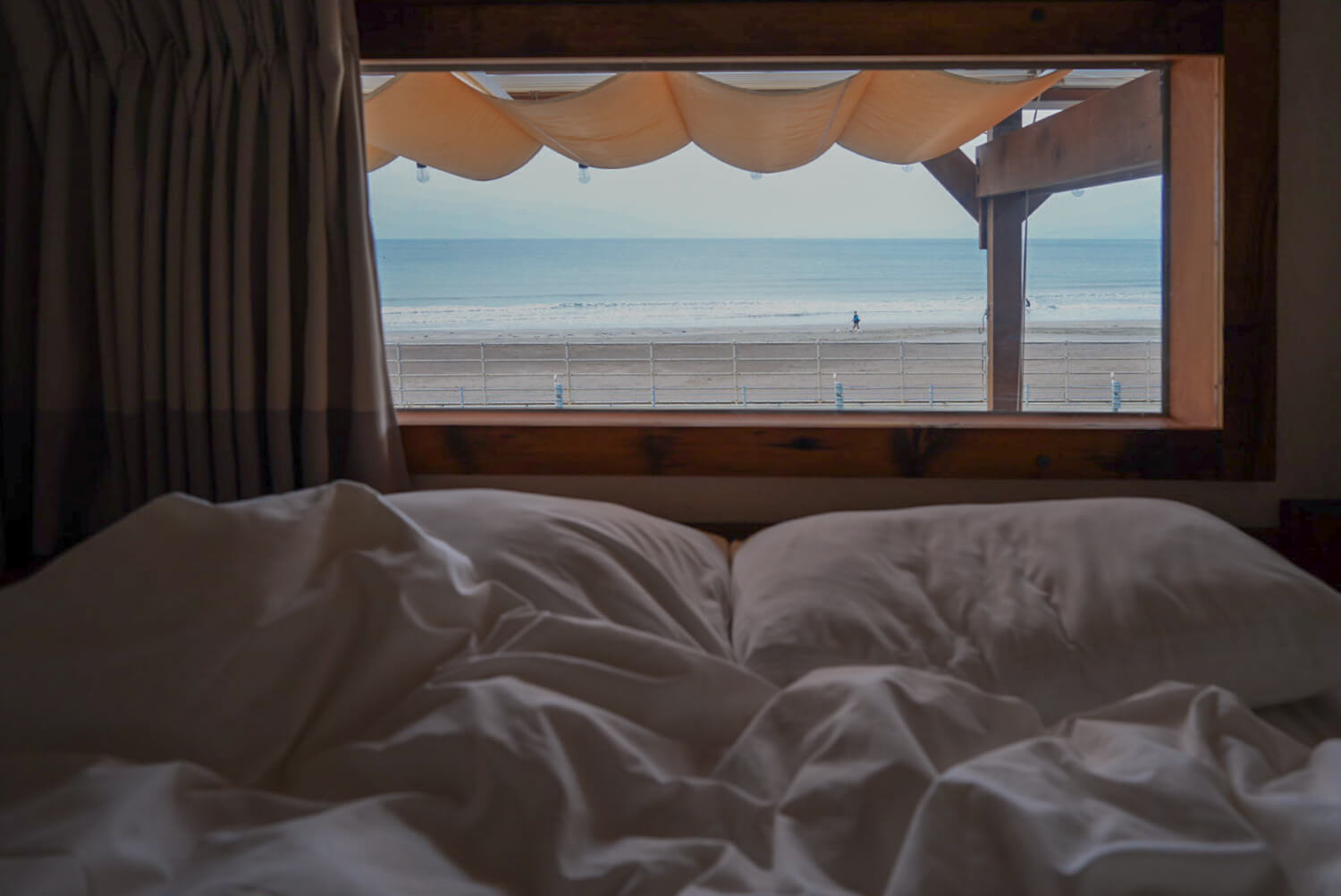 ベッド越しの朝の海