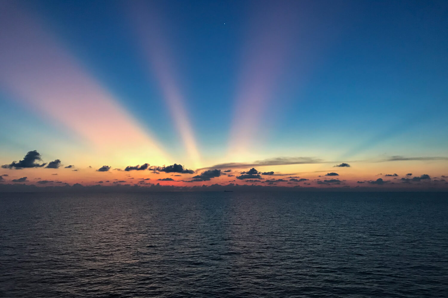 海上から見る夕日