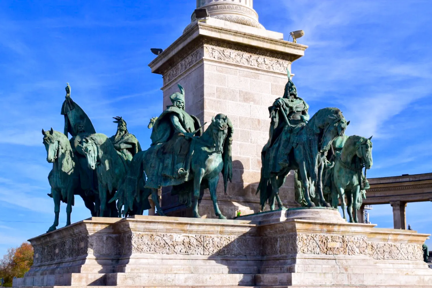 マジャル七部族長の騎馬像