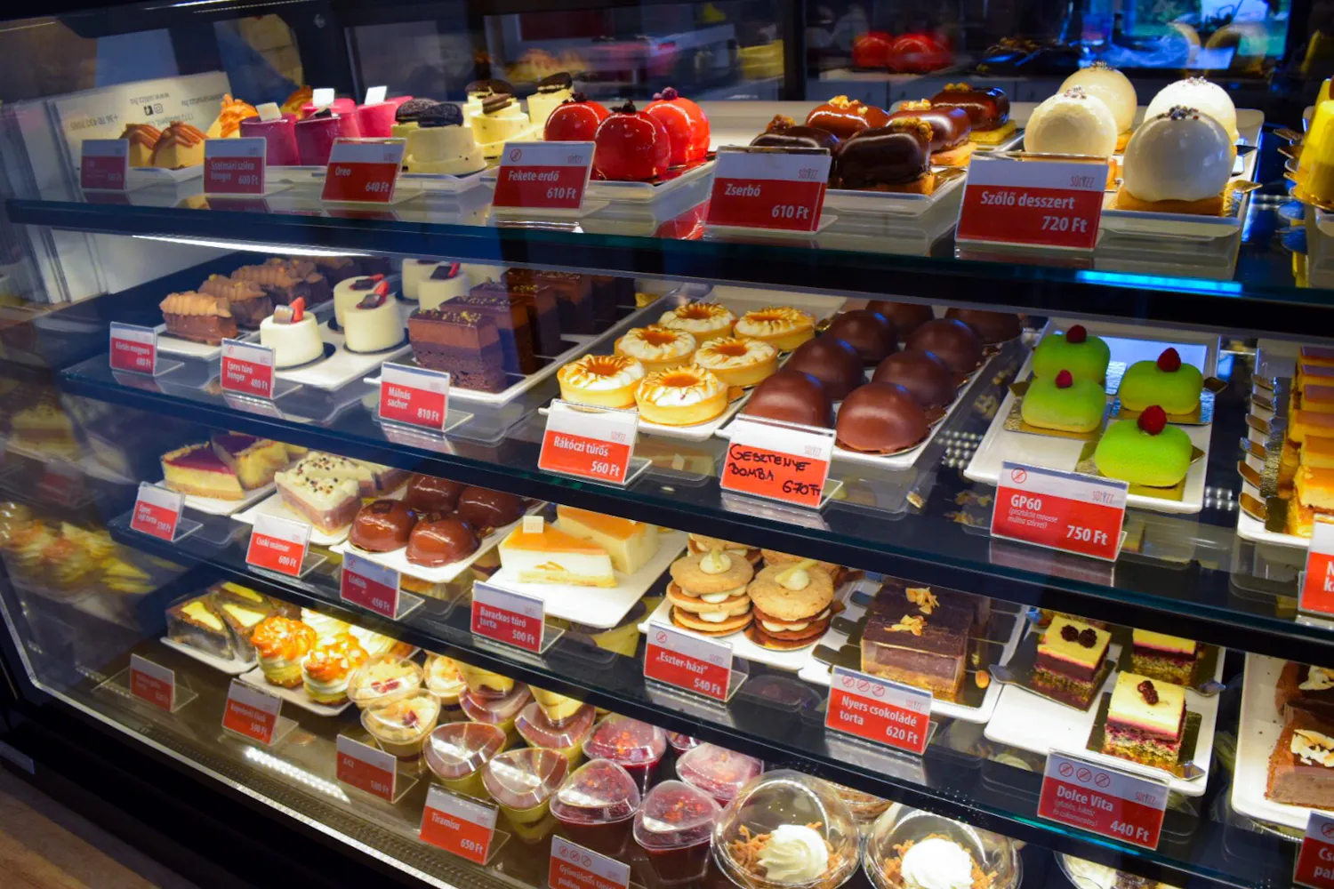 ショーケースに並んだケーキ