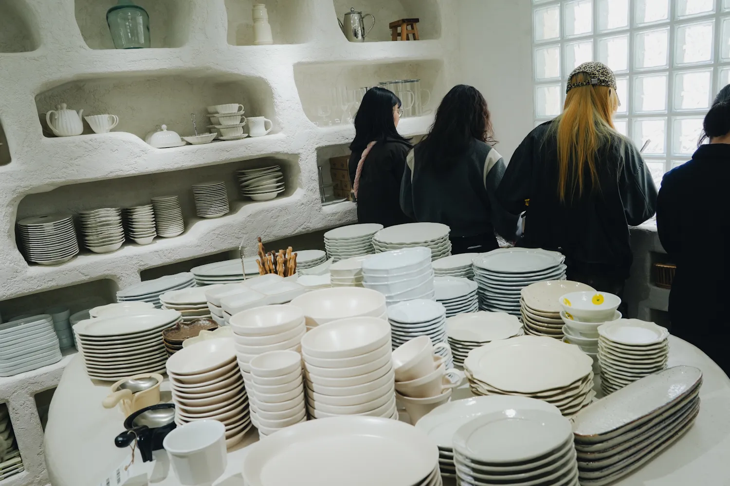 BRACKET TABLEの店内