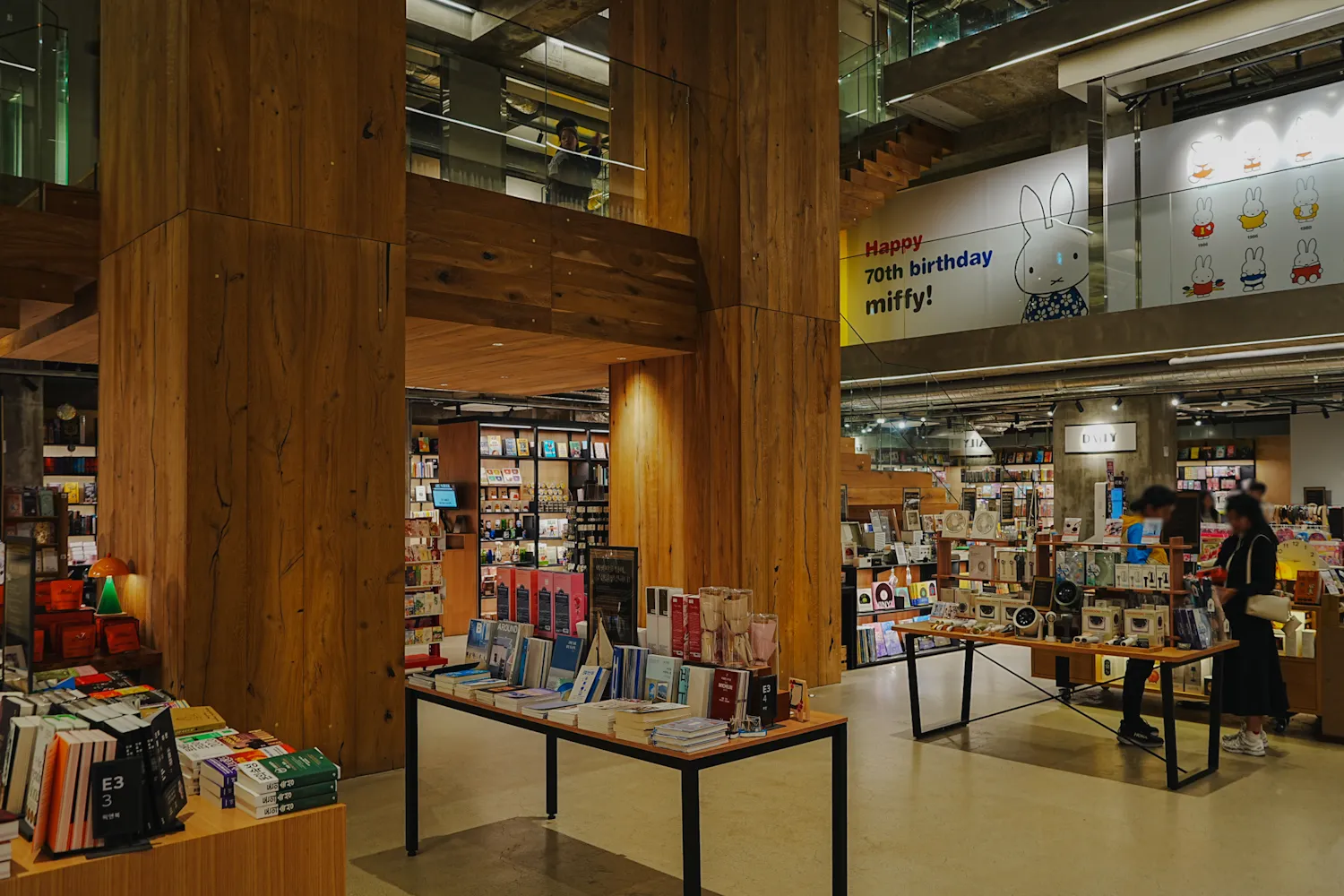 PODIUM DIVE Mの店内