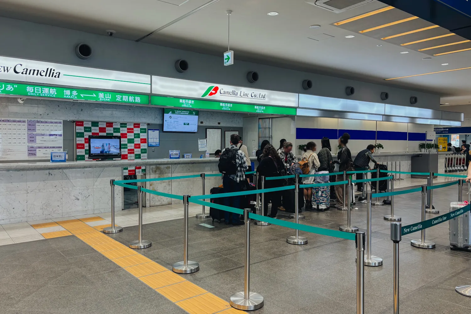 博多港国際ターミナル内にあるカメリアラインのカウンター