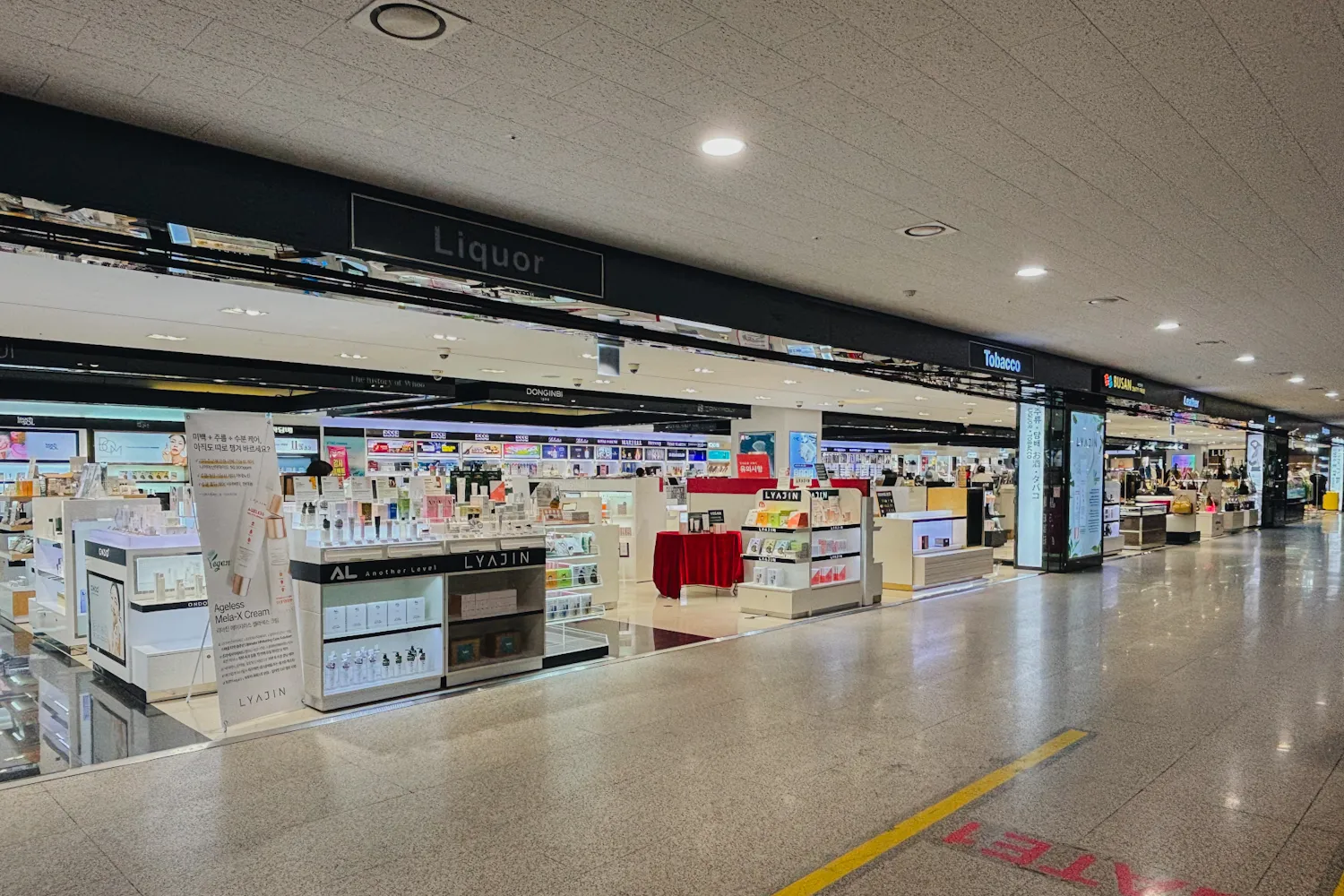 釜山港国際旅客ターミナルの出発ロビーにある免税店