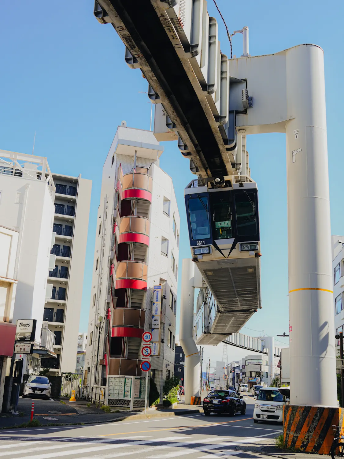 大船駅近くから見た湘南モノレール
