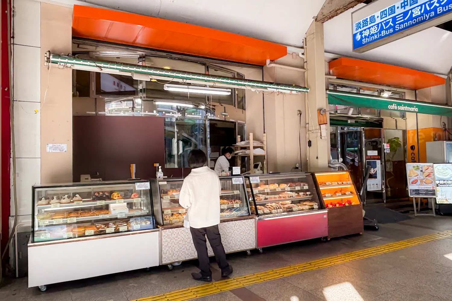 パティスリー・シュクレとカフェ・サンタマリアの外観